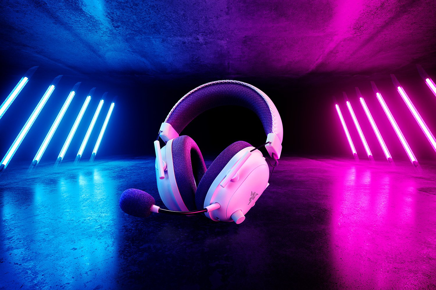 Weiße Gaming-Kopfhörer mit Mikrofon, beleuchtet mit blauen und rosa Lichtern.