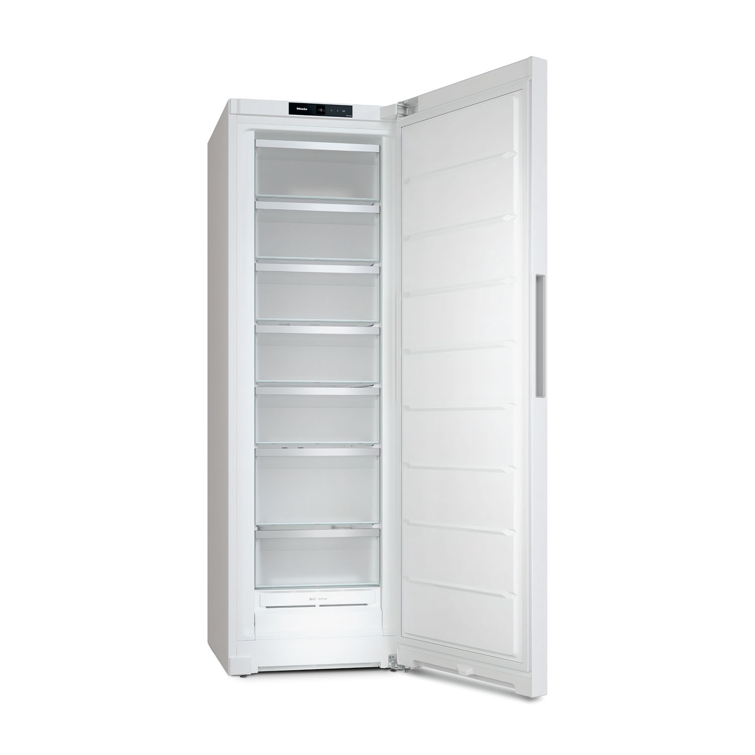 Frigorifero bianco con la porta aperta, che rivela ripiani e interno. Lo sfondo è un muro bianco.