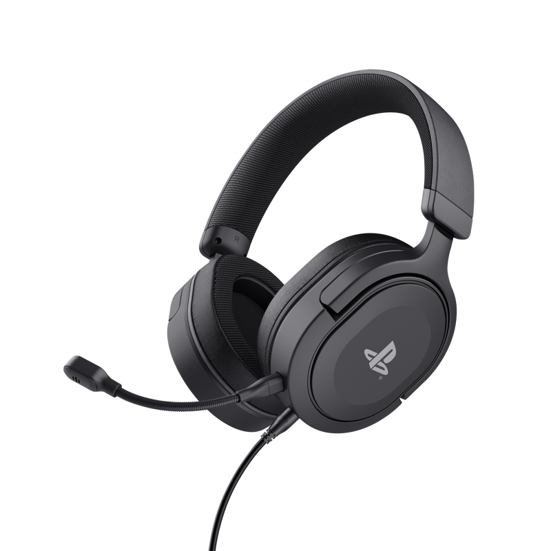 Egy fekete gamer headset mikrofonnal, fekete háttérrel.