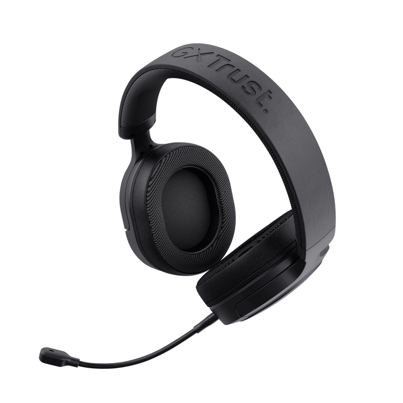 Egy fekete gamer headset mikrofonnal, fekete háttér előtt.