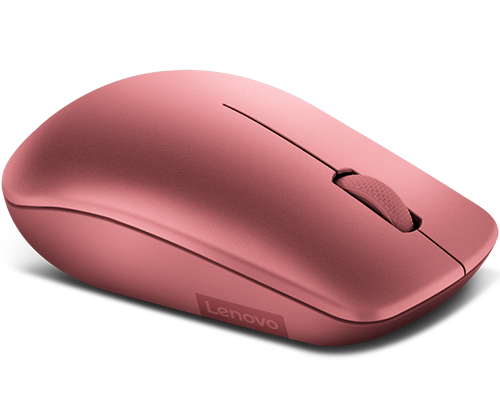 Un ratón inalámbrico Lenovo rosa-rosa, visto desde un ángulo oblicuo, sobre una superficie blanca.