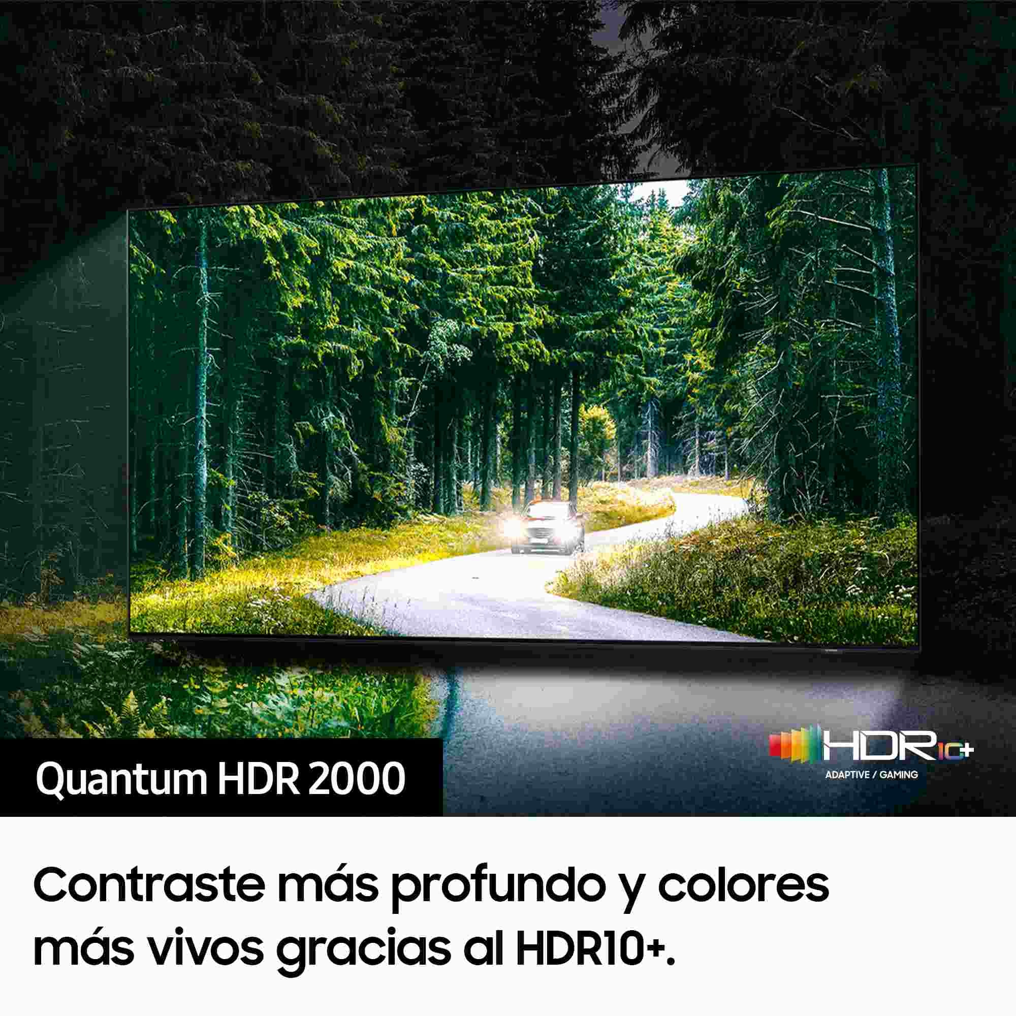 Pantalla de TV mostrando una carretera en un bosque. La carretera tiene un coche. Logotipo HDR+.
