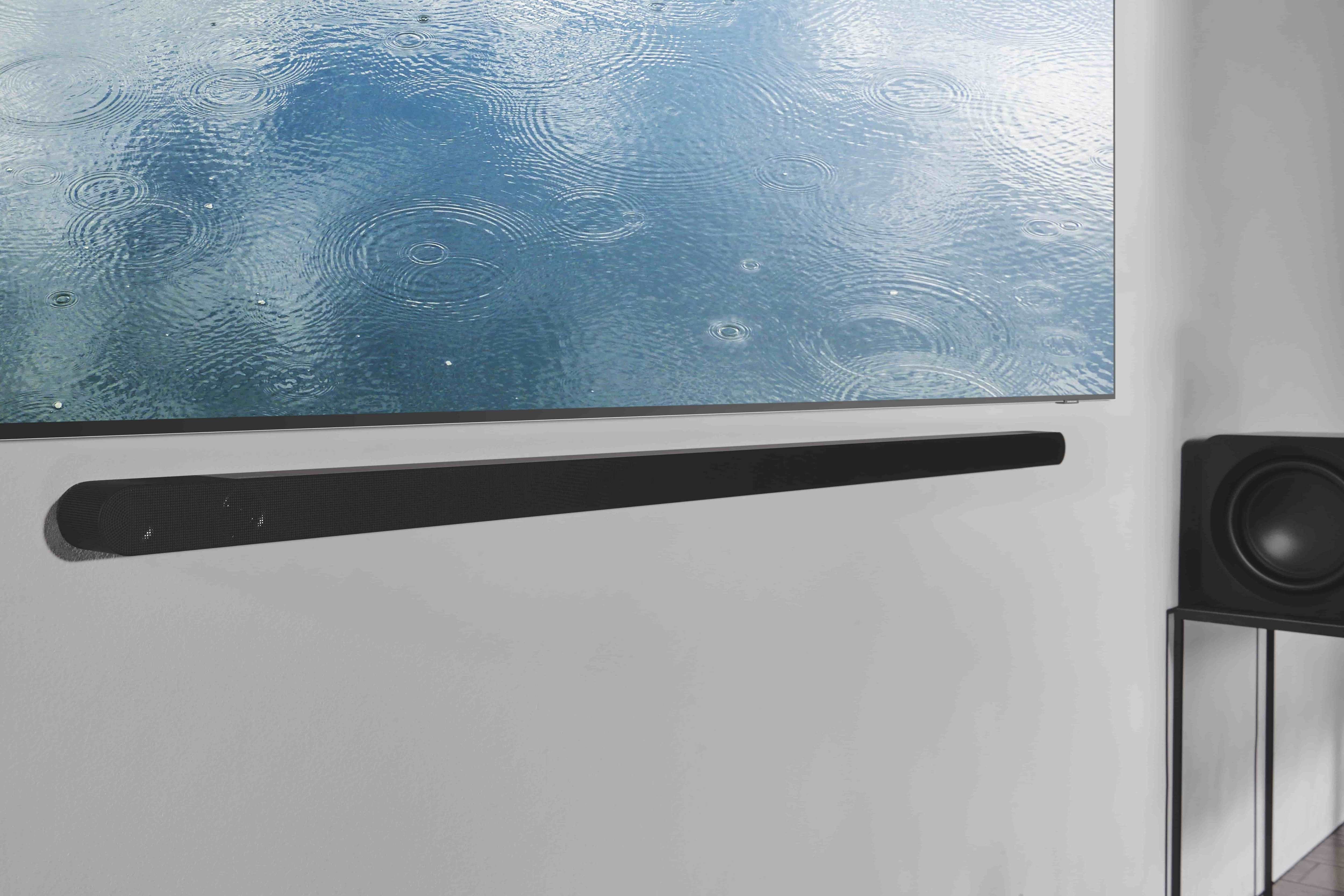 Una pantalla de TV con una barra de sonido debajo. La TV muestra un cielo lluvioso.