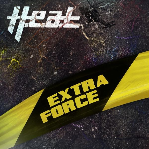 Textlogo "Heat" und "EXTRA FORCE" auf einem Warnband-Design über einer strukturierten Oberfläche.