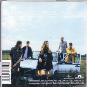 Rückseite einer CD-Hülle mit Bandmitgliedern um ein Auto auf einem Feld. Albumtitel und Credits.