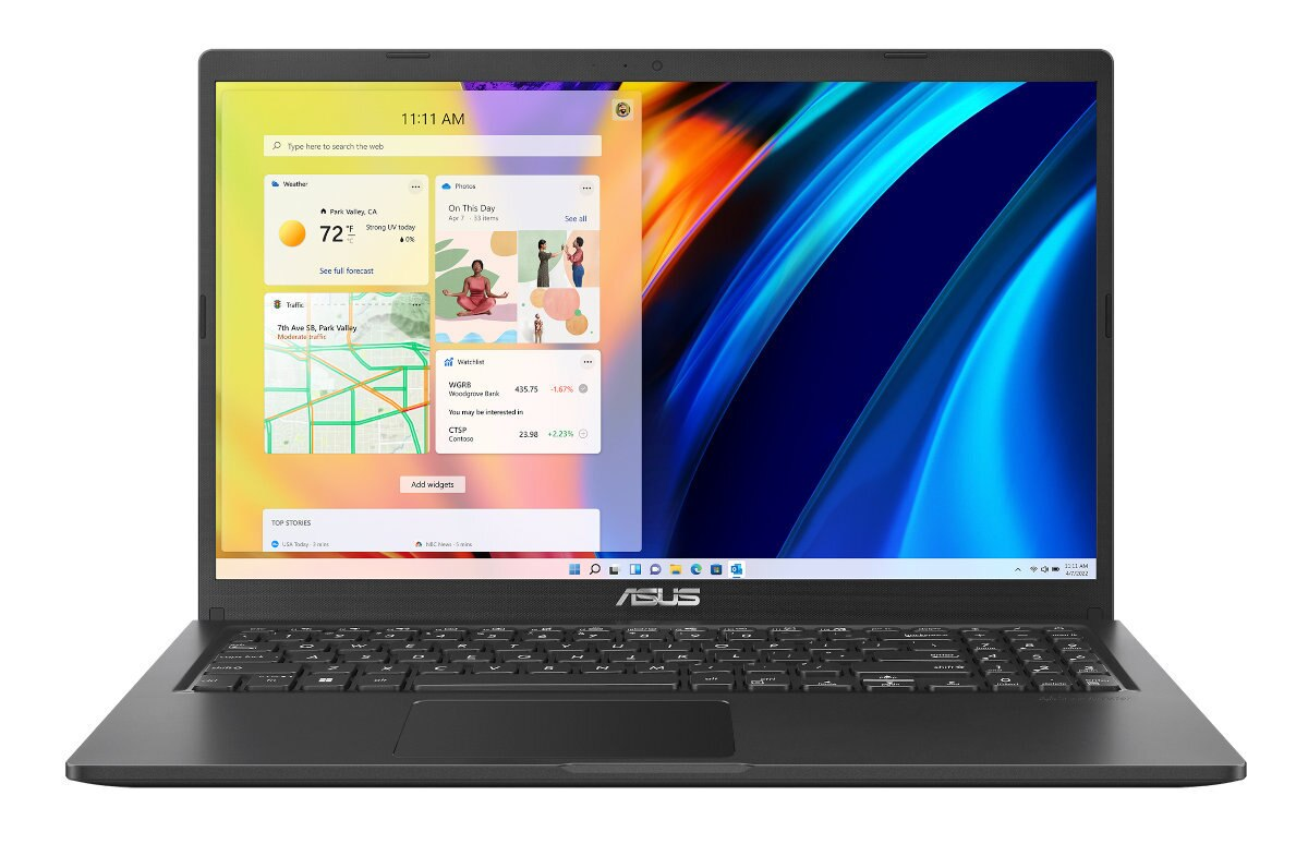 Laptop wyświetlający pulpit Windows z widżetami na ekranie, czarna obudowa.