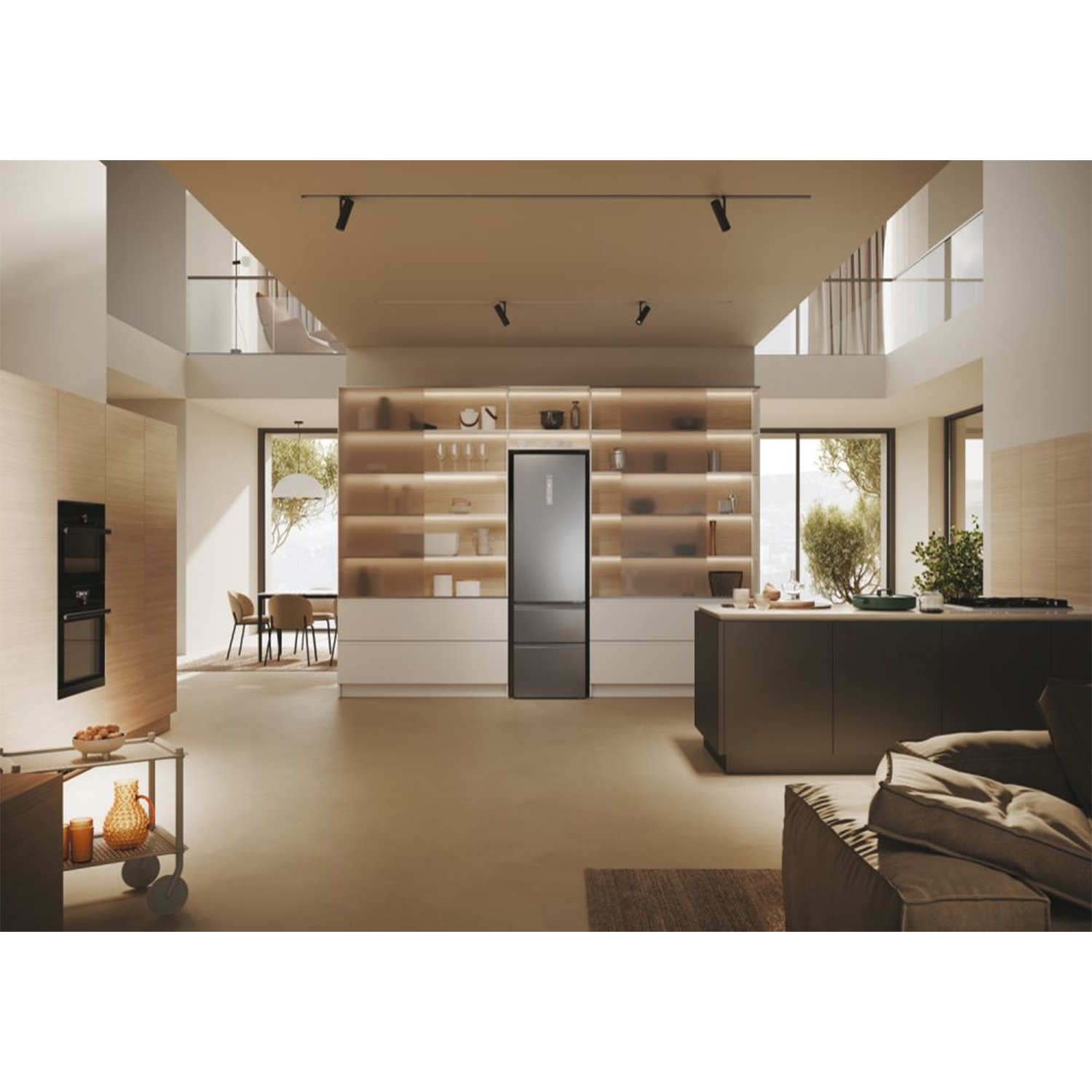 Una cucina moderna con un frigorifero argentato e un layout open space.