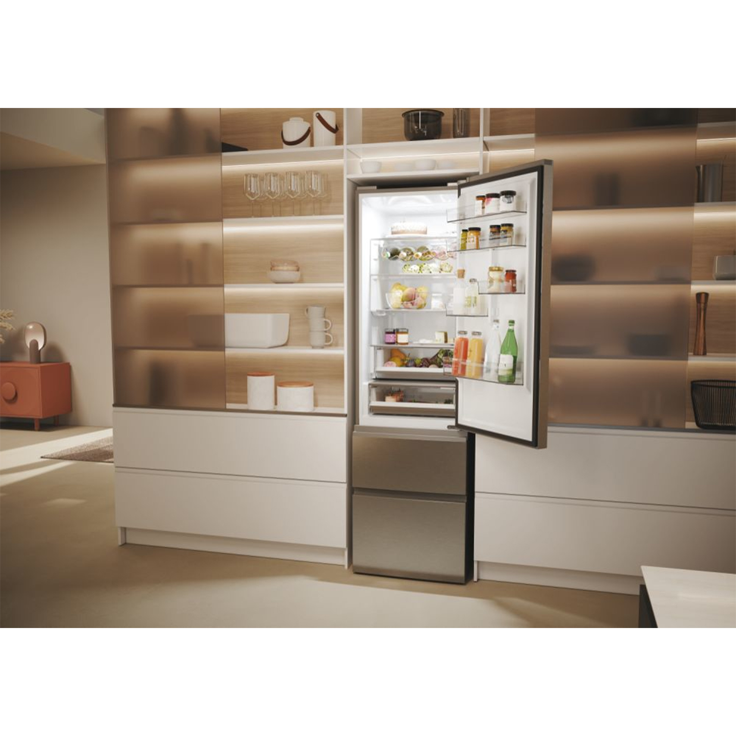 Interno cucina luminoso con frigorifero aperto, che mostra generi alimentari.