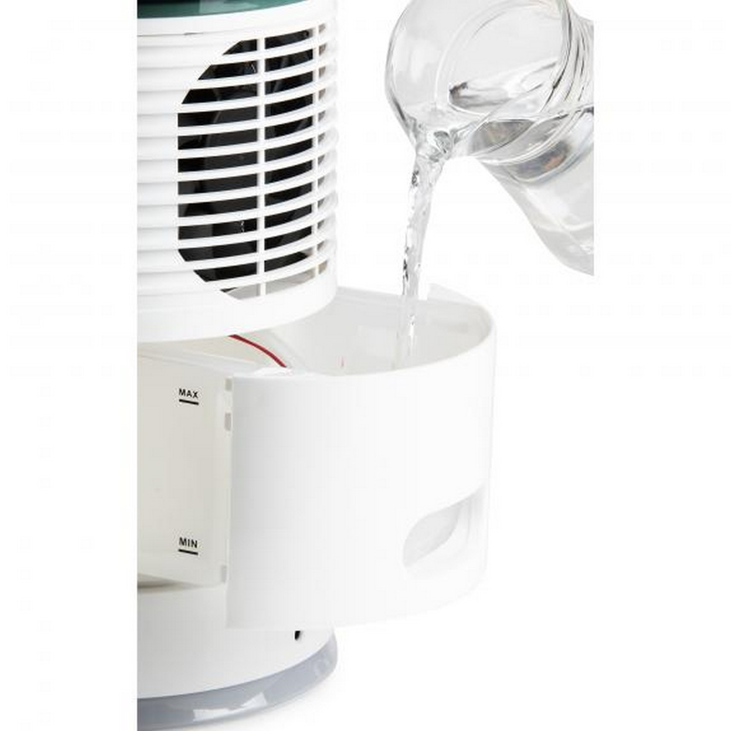 De l'eau est versée dans un refroidisseur d'air blanc, avec des indicateurs de niveau d'eau visibles.