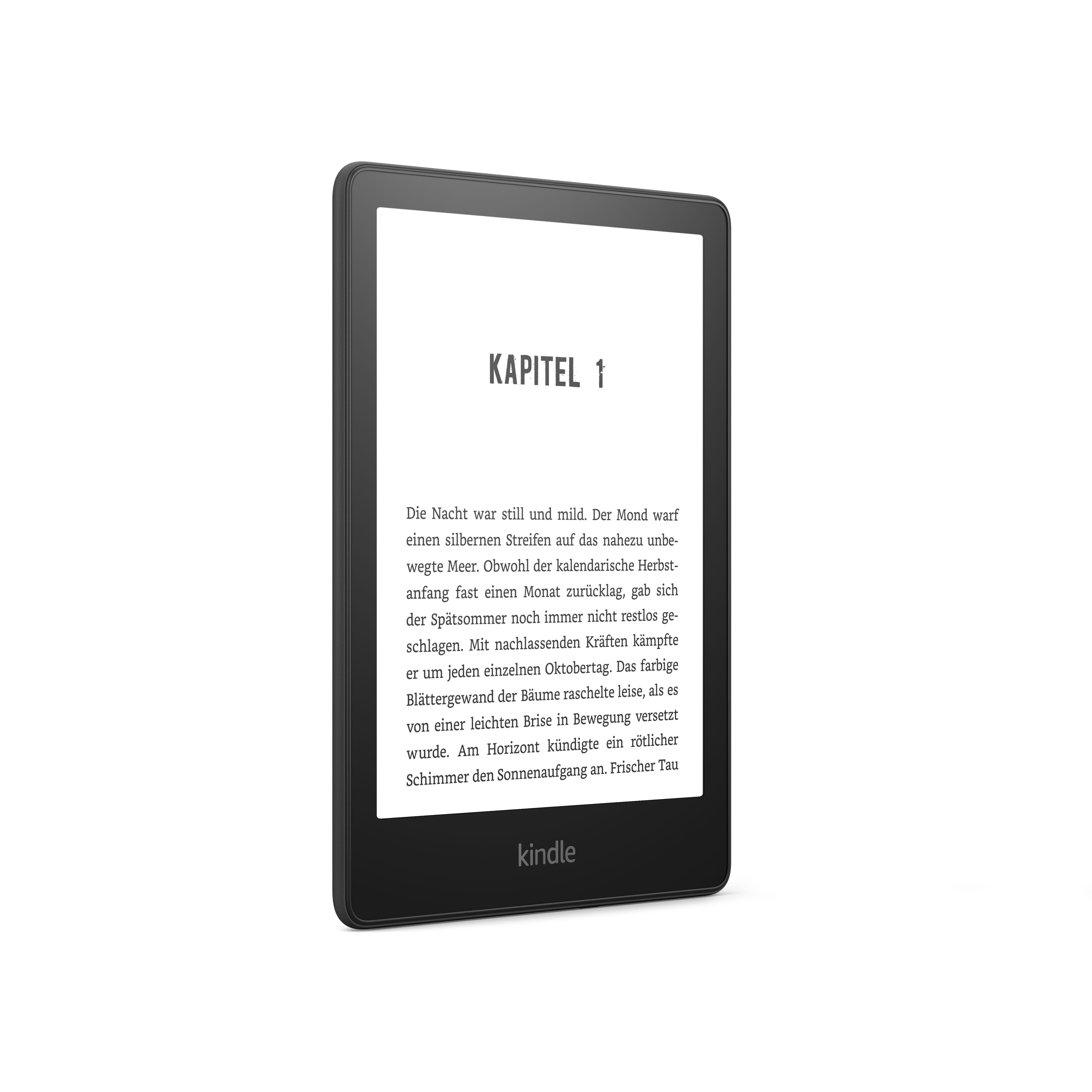 Ein schwarzer Kindle E-Reader mit Text auf dem Bildschirm, leicht angewinkelt auf weißer Oberfläche.