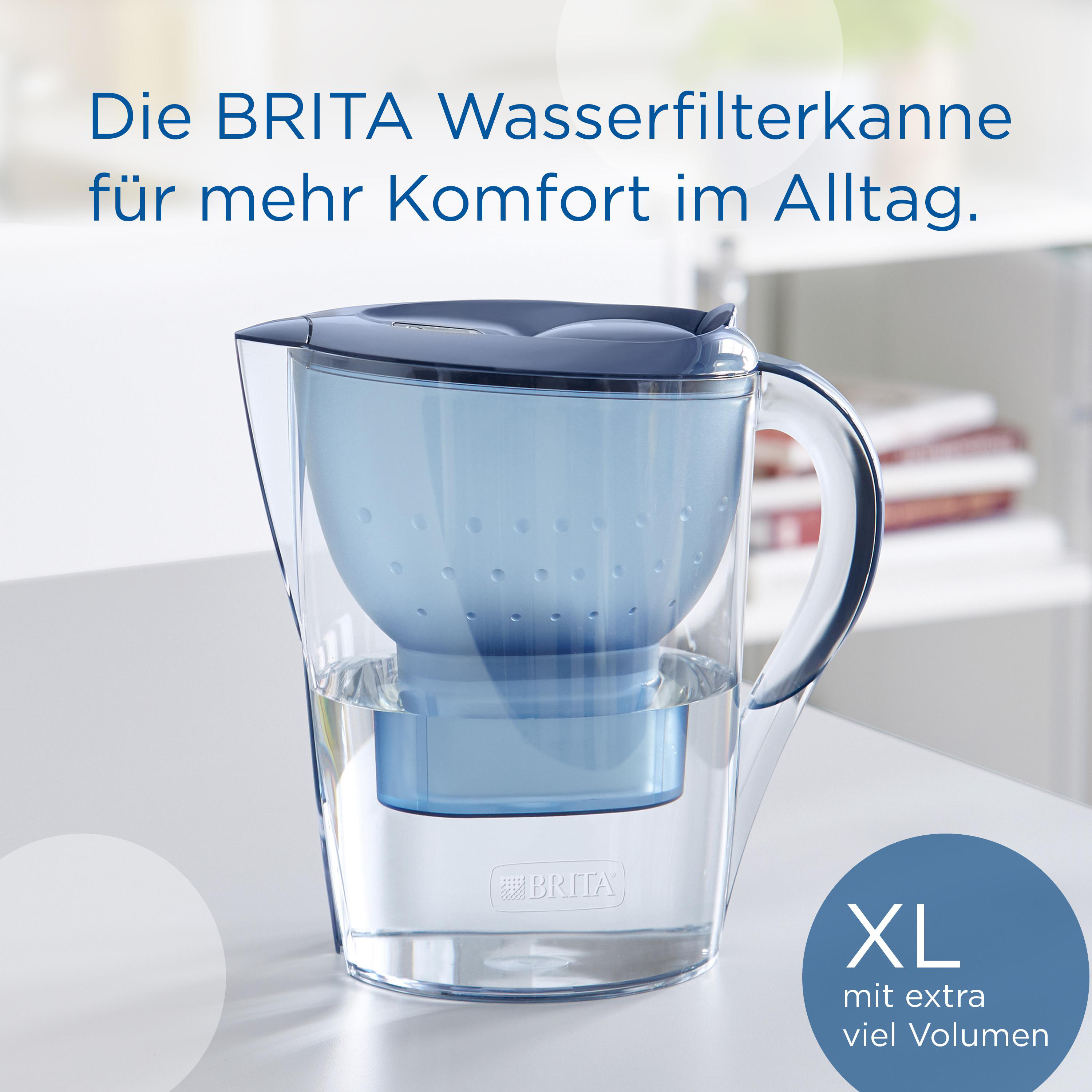Ein Brita Wasserfilter-Krug mit blauen Akzenten, gefüllt mit Wasser.
