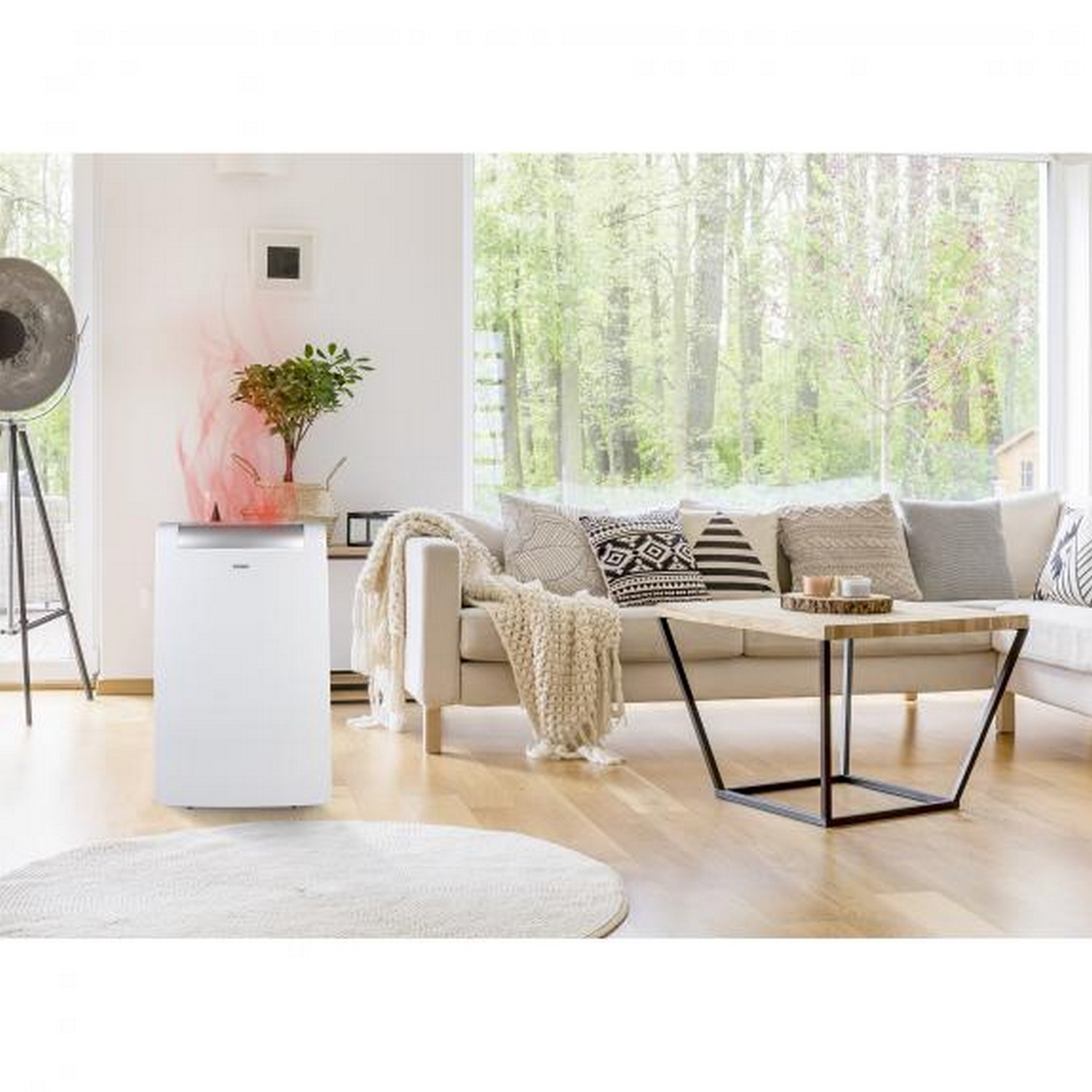Salon avec purificateur d'air blanc, canapé, table basse, fenêtre et vue extérieure.