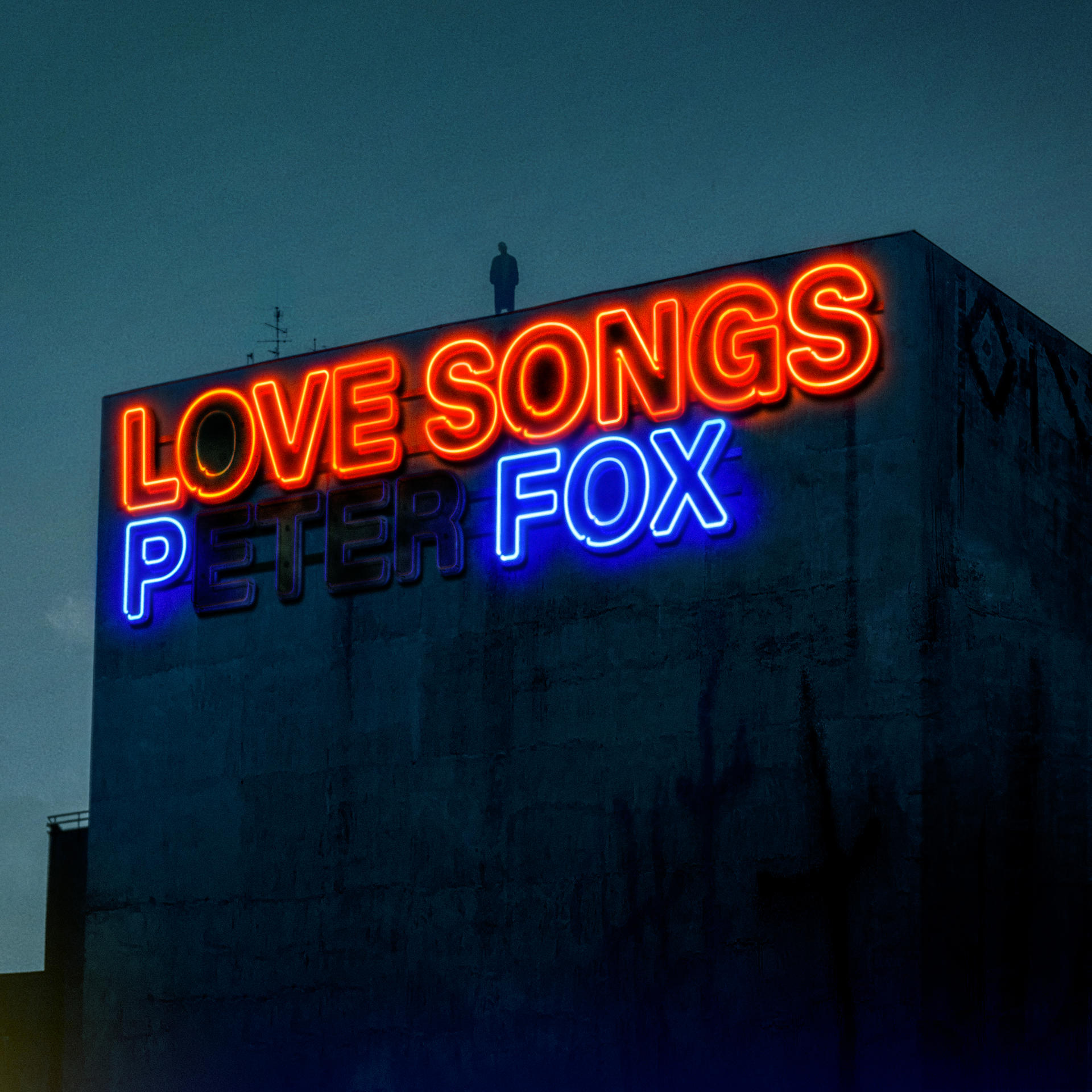 Nachtszene. Ein Gebäude mit Neonzeichen 'LOVE SONGS' und 'PETER FOX'. Eine Person steht auf dem Dach.