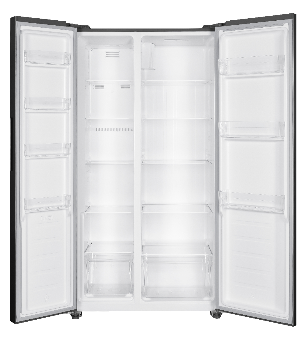 Ein offener, leerer Side-by-Side-Kühlschrank. Er hat klare Regale, Behälter und ein weißes Innere. Die Türen sind schwarz.