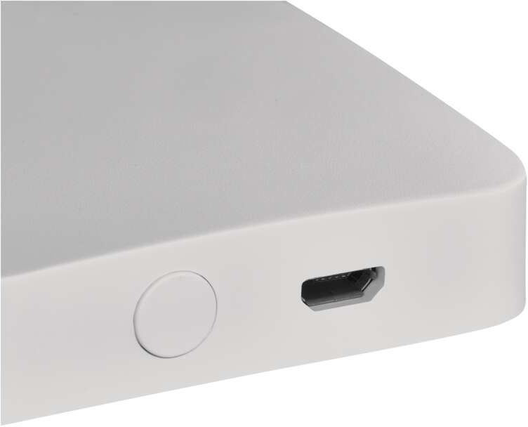 Egy fehér eszköz közeli képe, bekapcsológombbal és HDMI-porttal.