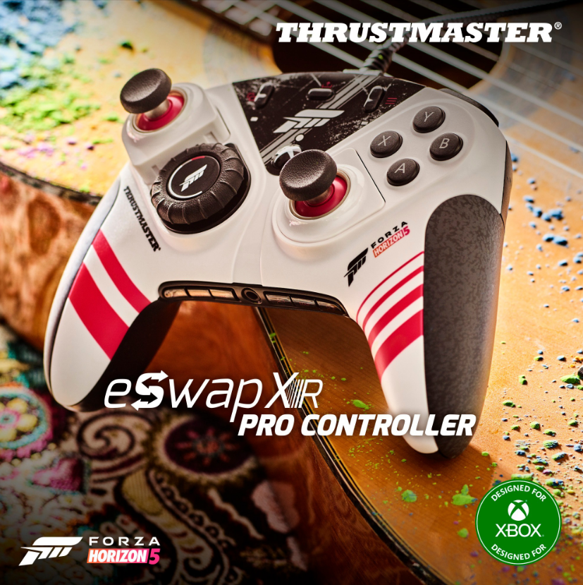 Ein weiß-schwarzer Xbox-Controller mit roten Knöpfen und Details, auf einer Gitarre.