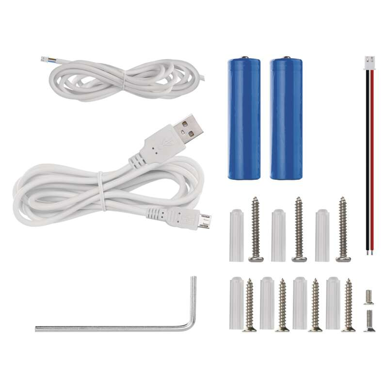 Válogatott elektronikai alkatrészek: elemek, kábelek, csavarok és egy szerszám. Fehér háttér.