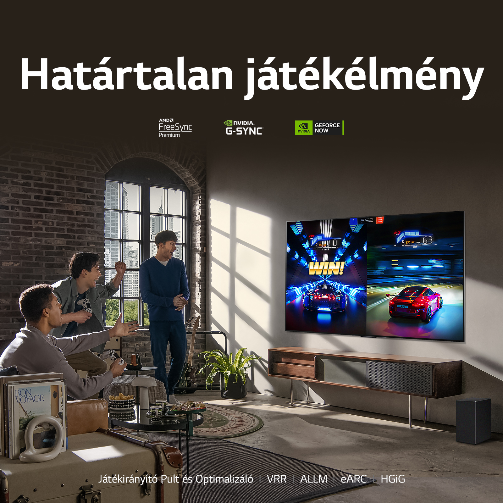 Férfiak videojátékot játszanak a tévén, egy autóverseny látható a képernyőn.