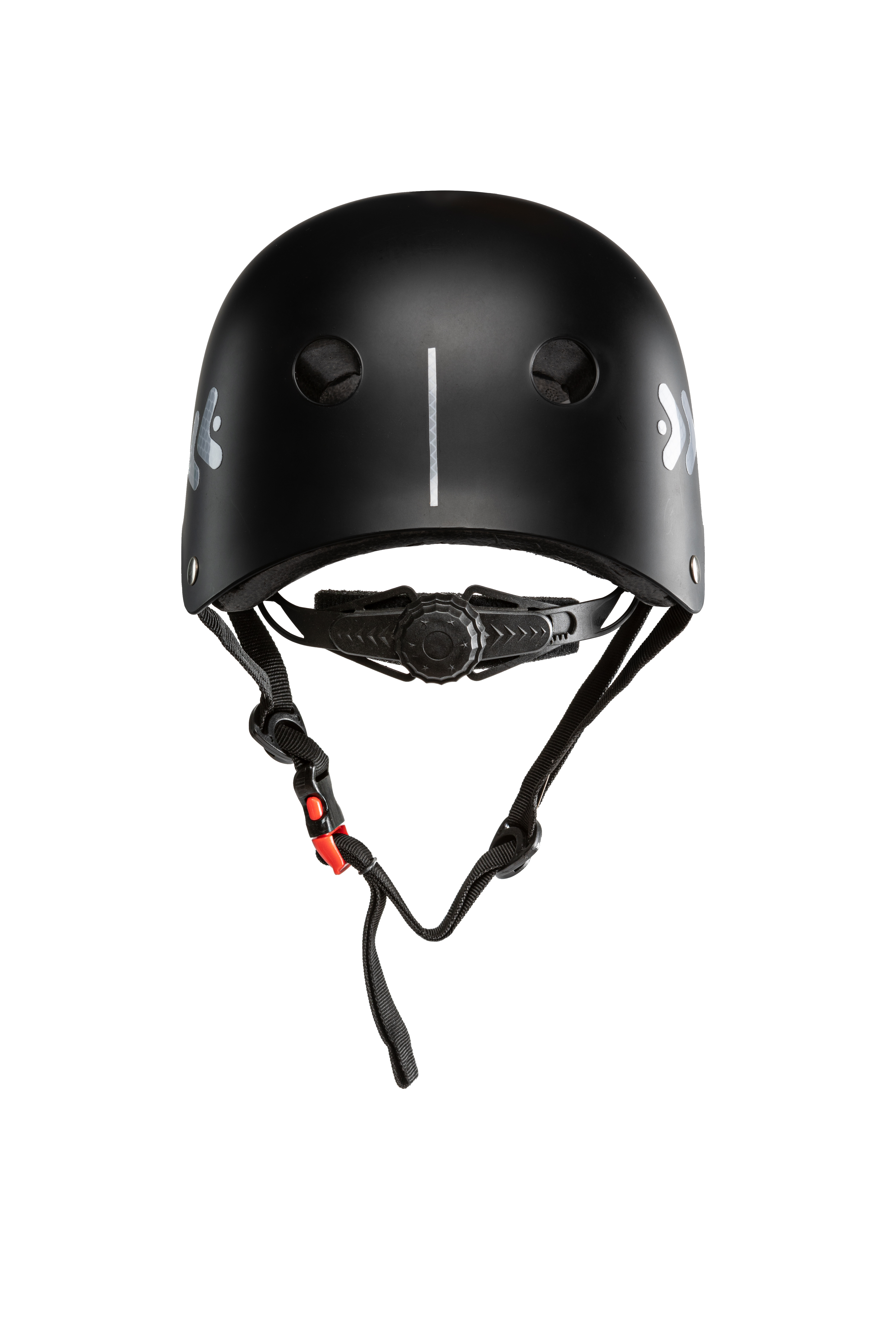 Casco de bicicleta negro. Tiene una raya blanca en el medio y dos logotipos blancos en los lados.