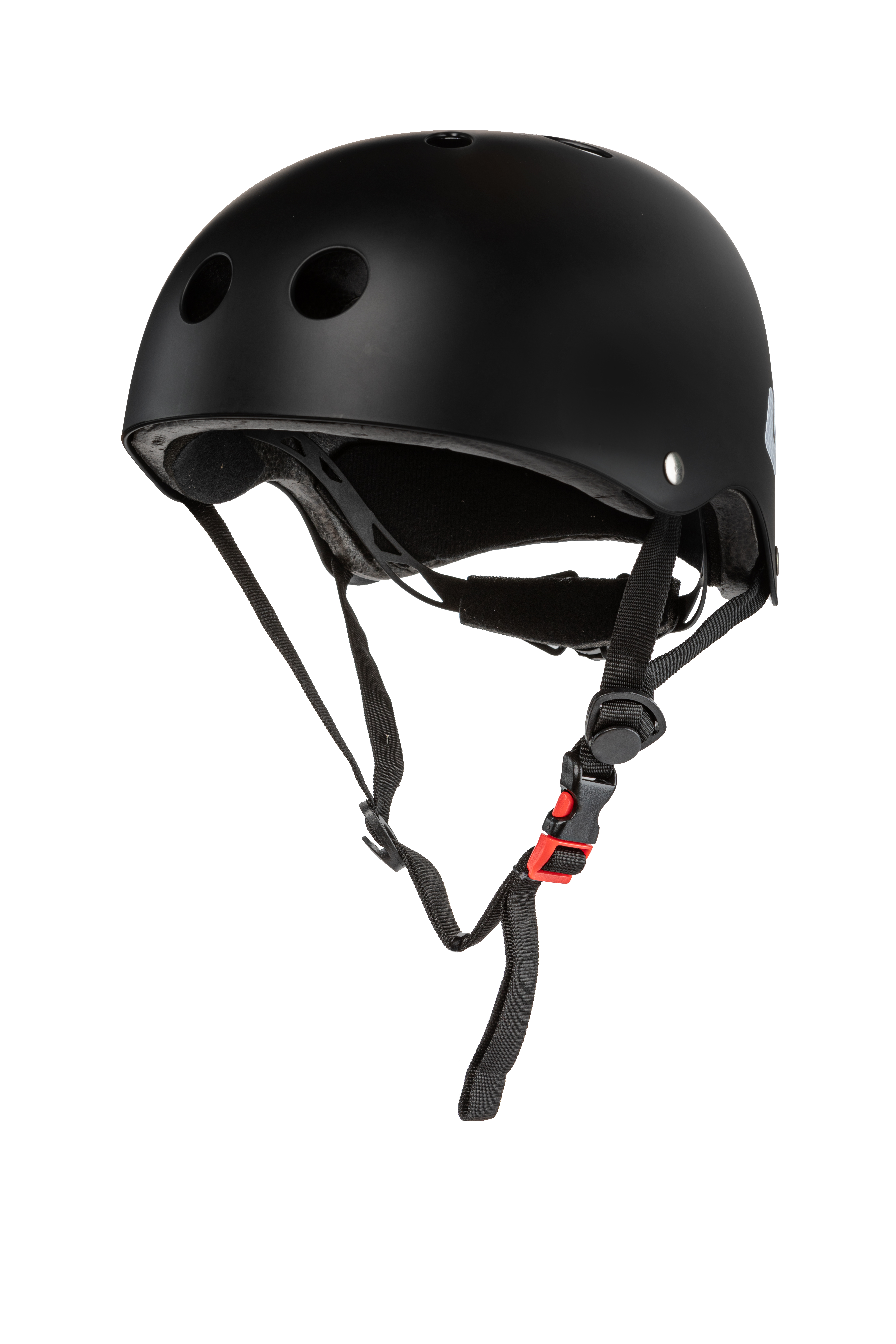 Casco negro con tres agujeros y correas con hebilla roja.