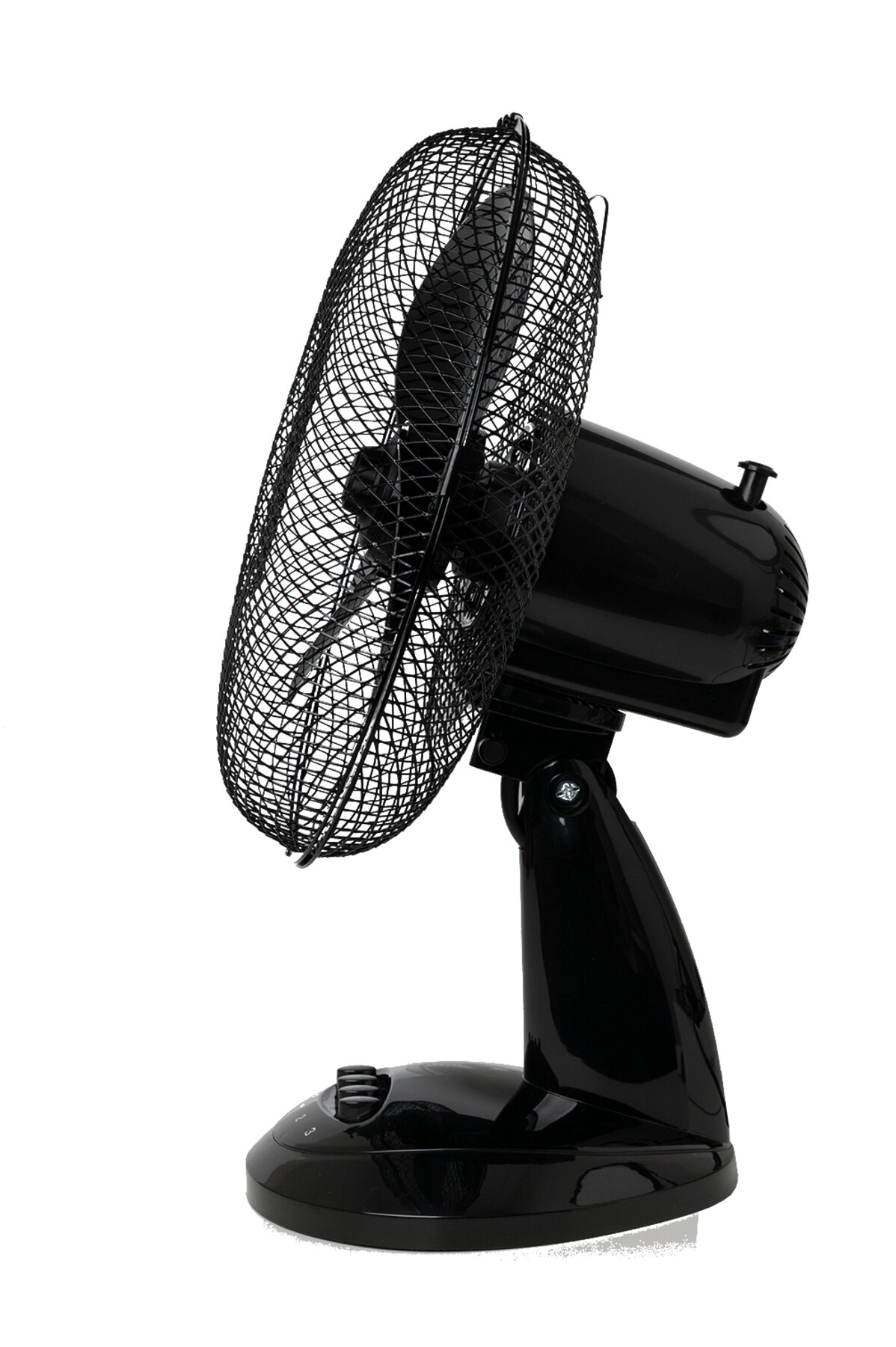 Egy fekete asztali ventilátor oldalról látható, a ventilátor ketrece és a lapátok láthatók fehér háttér előtt.