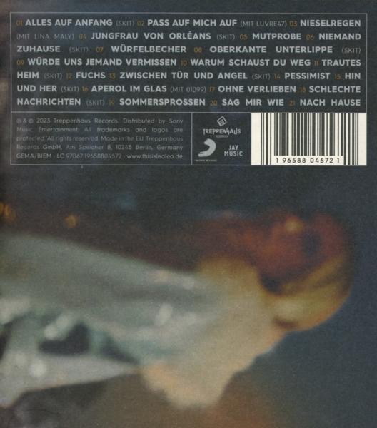 Rückseite eines CD-Covers mit Titelliste und Credits. Unten ein verschwommenes Bild einer Person.