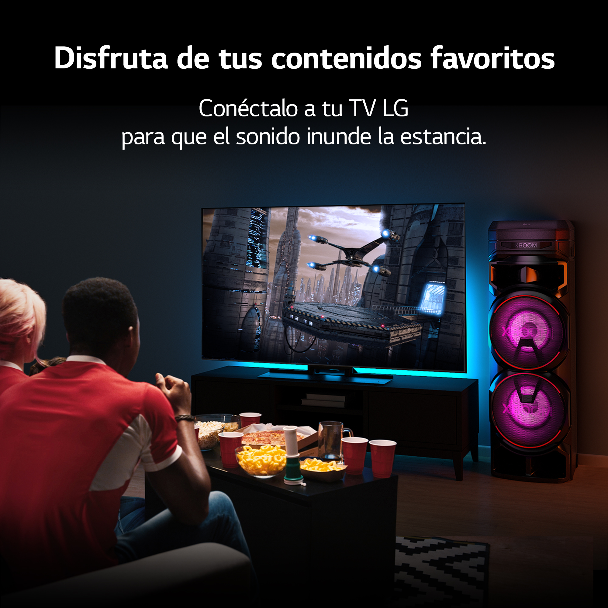 Gente viendo una gran pantalla de TV con un moderno sistema de sonido en una habitación.