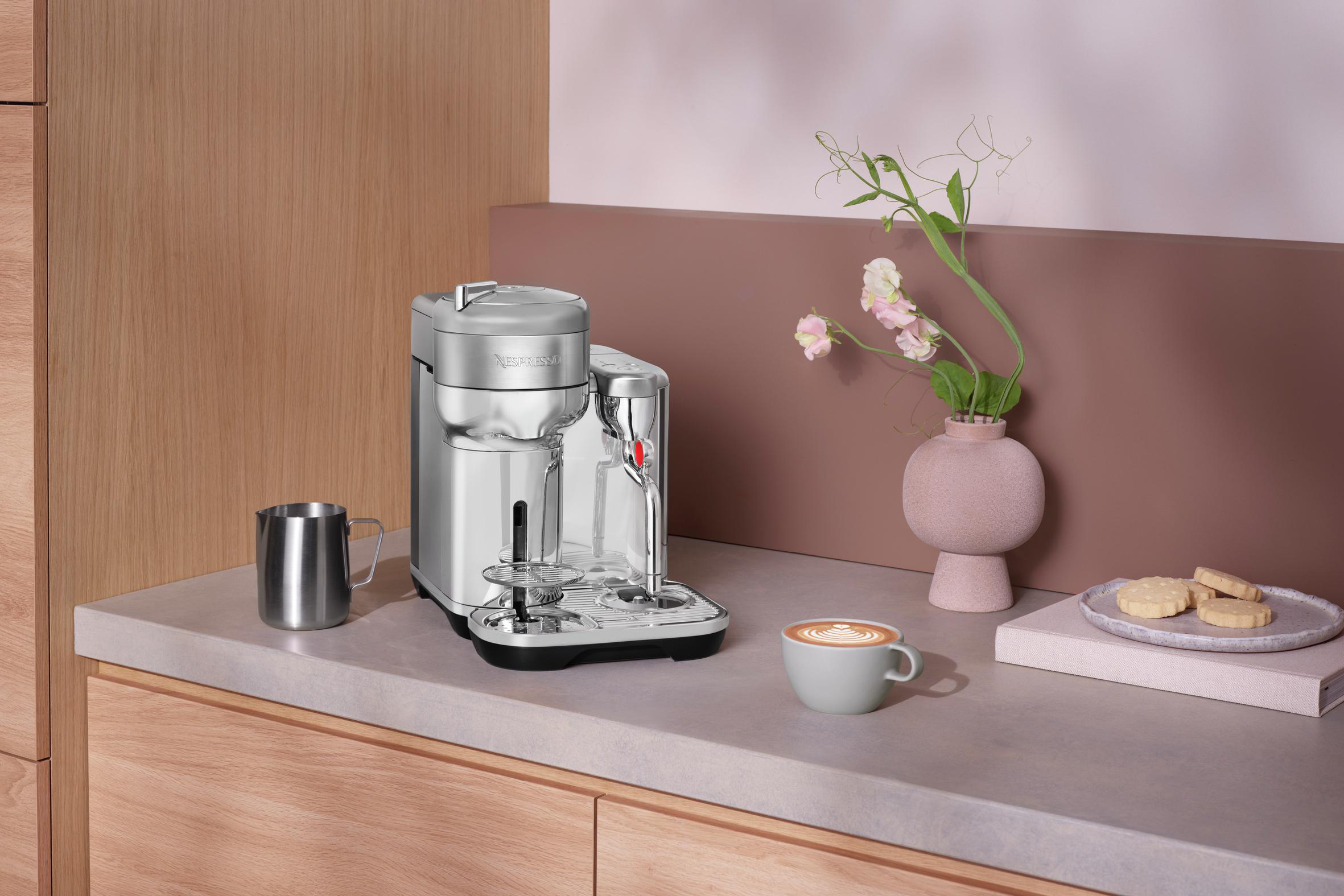 Eine silberne Kaffeemaschine mit Zubehör.