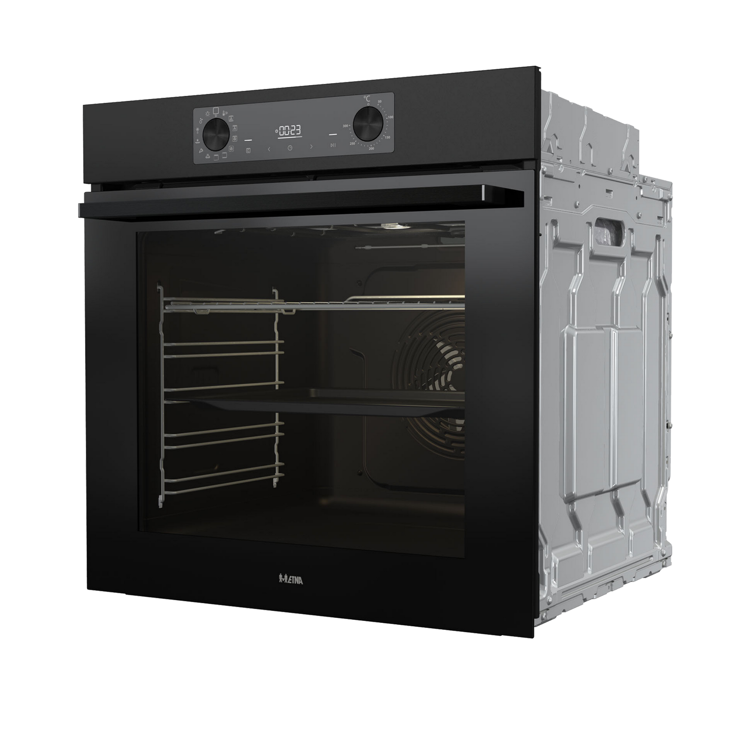 Een zwarte oven met een open glazen deur. Binnenin zijn roosters en een bakplaat. De oven staat op zwart.