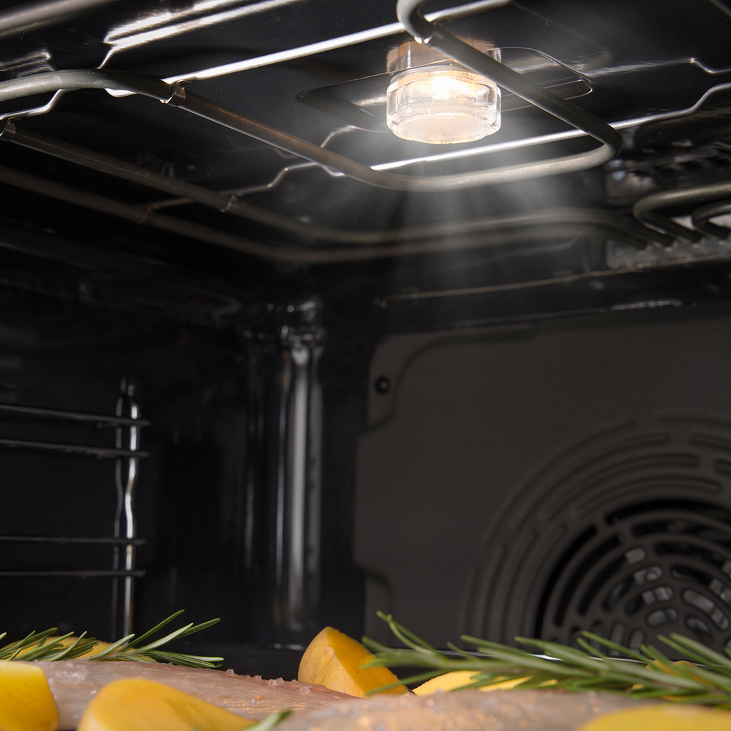 Graphics showing 4K HDR Pro, with resolution, AI upscaler, and noise reduction details.