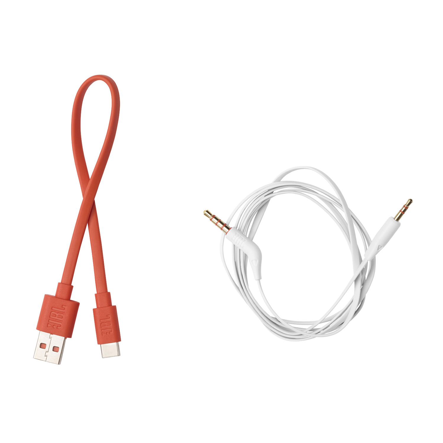Due cavi di ricarica e aux: uno rosso da USB a USB-C, l'altro bianco da aux a aux.