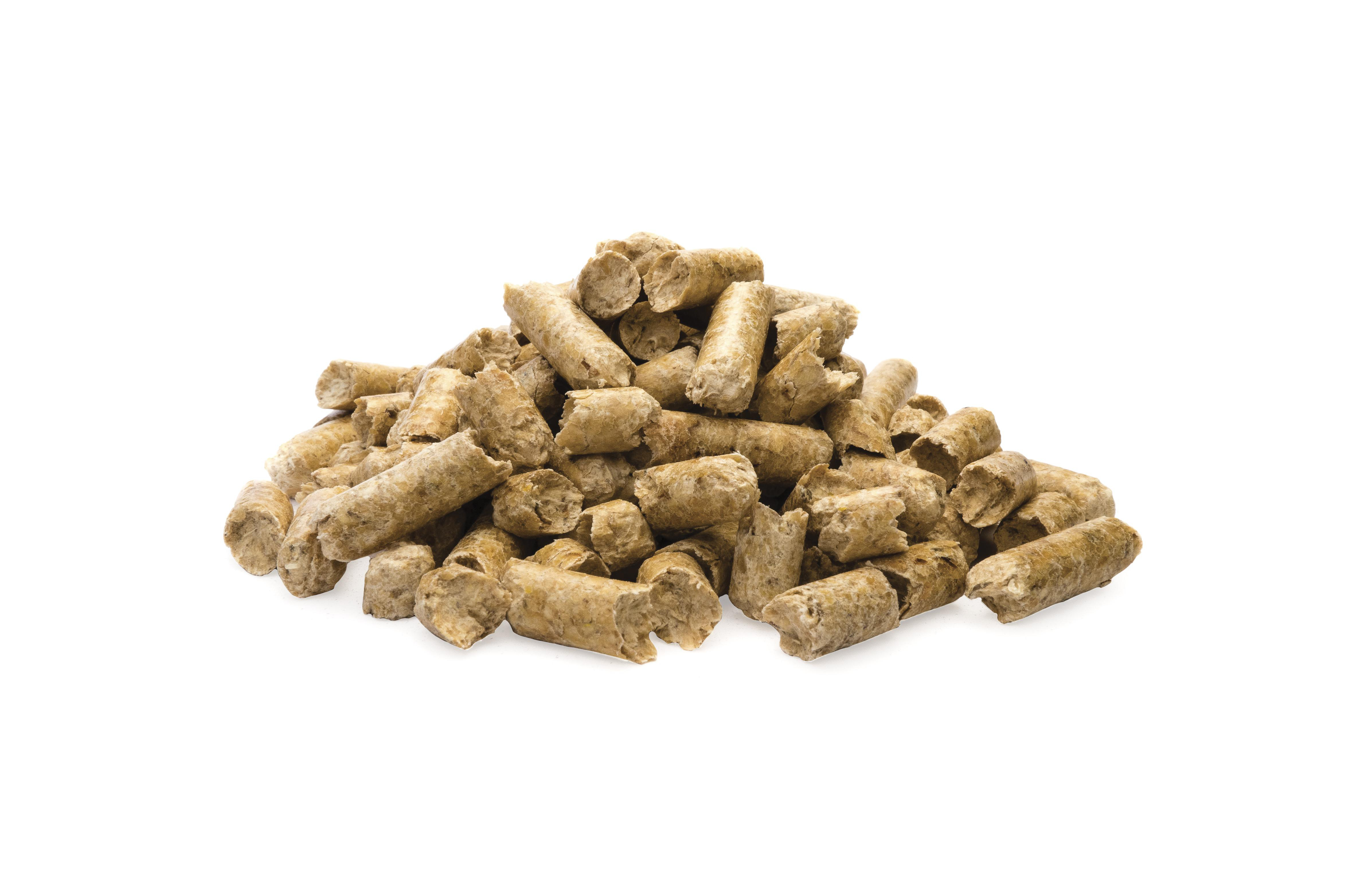 Ein Haufen Holzpellets. Die Pellets sind zylindrisch und hellbraun.
