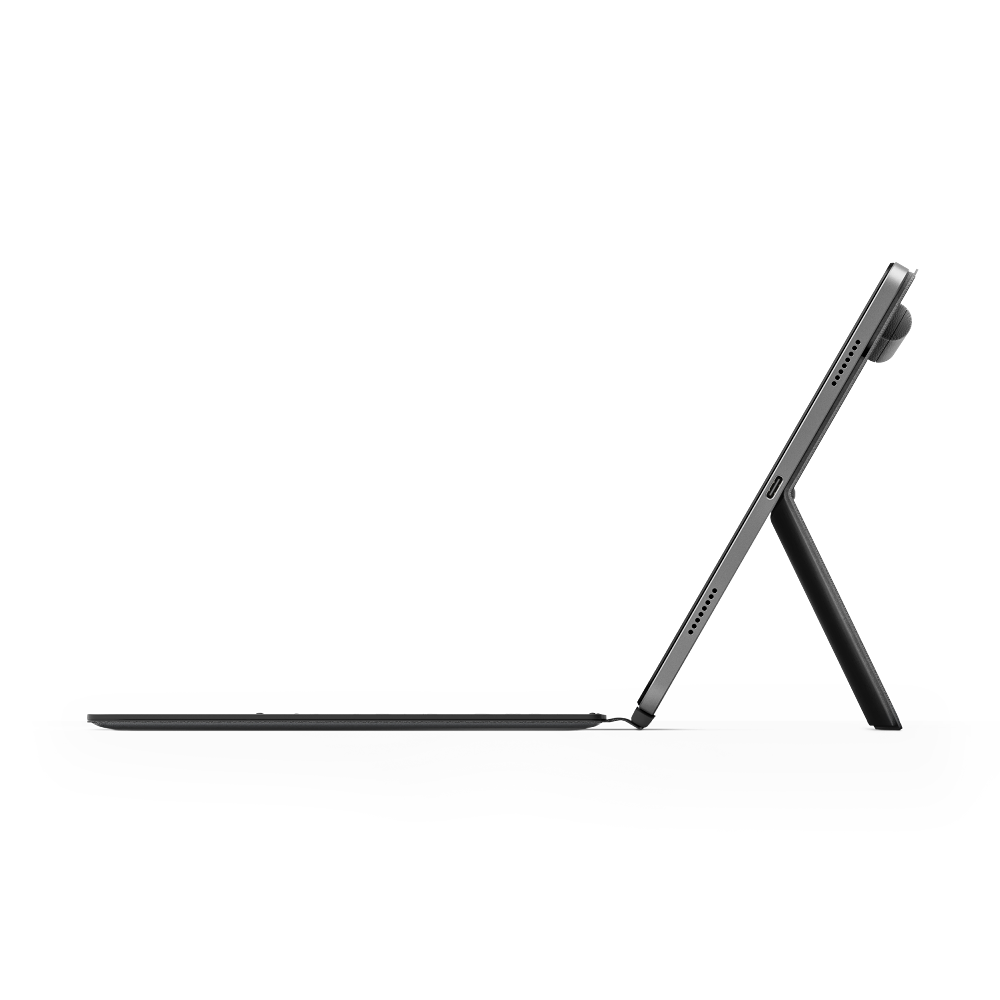 Una tableta plateada de perfil con una cubierta de teclado adjunta.