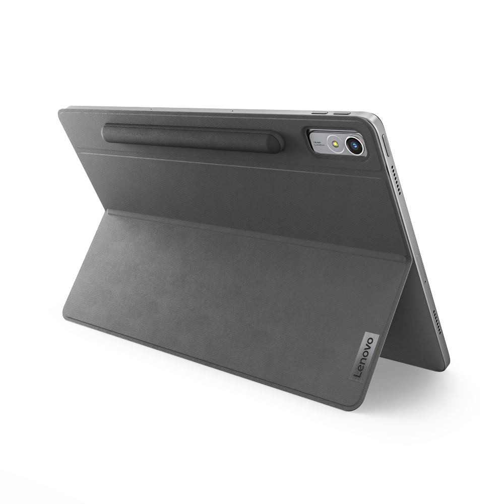 Tableta Lenovo gris con funda abierta, cámara visible.