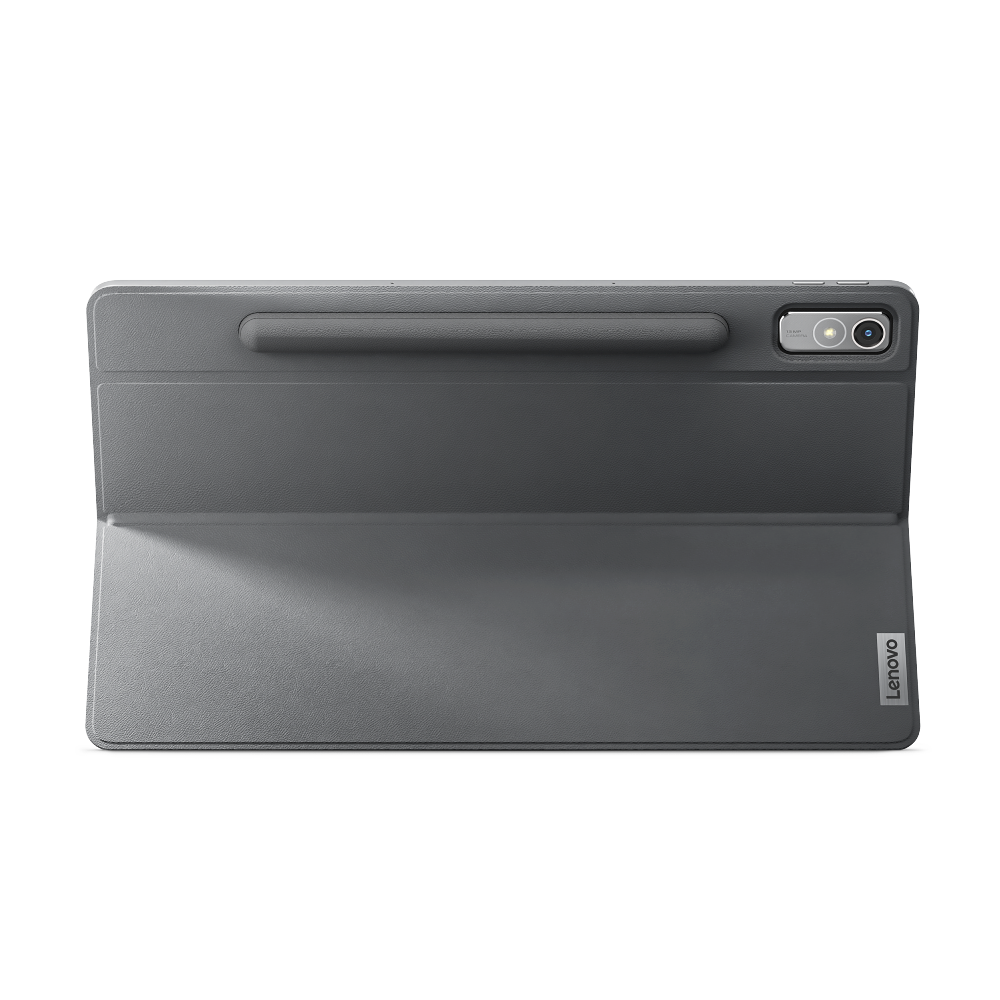Una tableta Lenovo gris con soporte para lápiz y cubierta cerrada, sobre fondo negro.