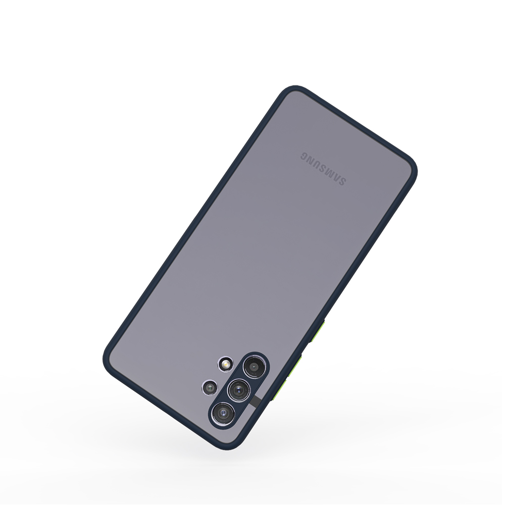 Egy ferde fekete telefon sötétkék szegéllyel és kamerarendszerrel, SAMSUNG logóval.