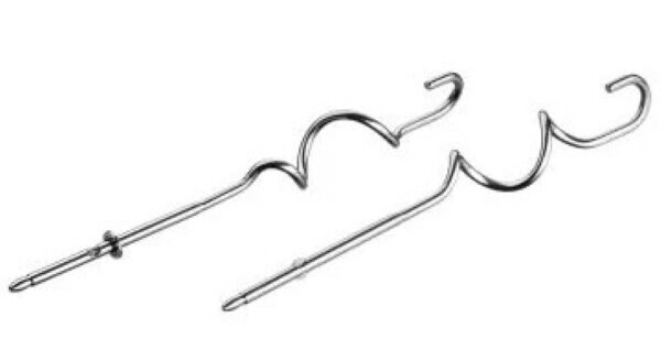 Dwa zakrzywione, srebrne trzepaczki do miksera na białym tle.