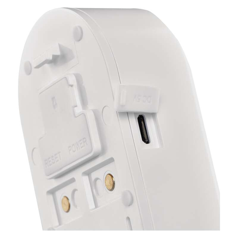 Fehér készülék alapja bekapcsoló és reset gombokkal, USB porttal.