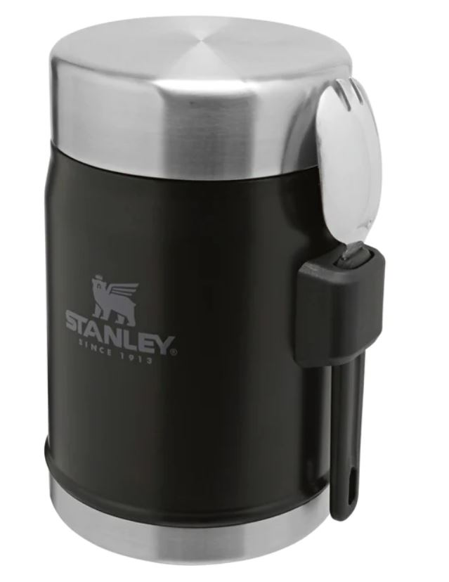 Gümüş kapaklı ve yanda kaşıklıklı siyah Stanley yemek termosu.