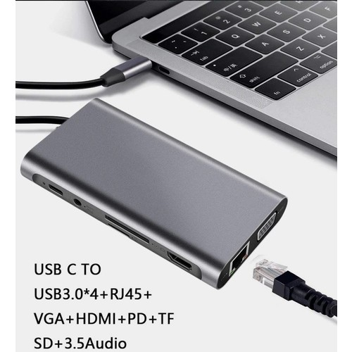 Bir USB-C hub bir dizüstü bilgisayara bağlı. Birden fazla bağlantı noktasına sahip.