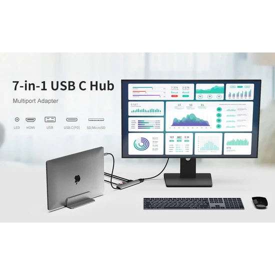 7'si 1 arada USB C Hub, dizüstü bilgisayar, monitör, klavye, fare. Ekranda veri grafikleri.