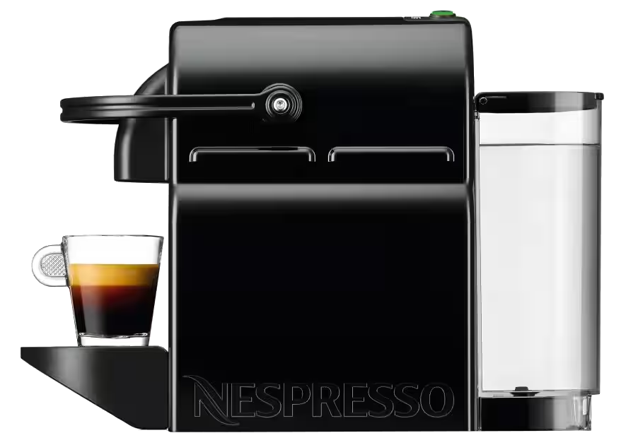 Fekete Nespresso gép egy csésze kávéval balra. Víztartály jobbra.