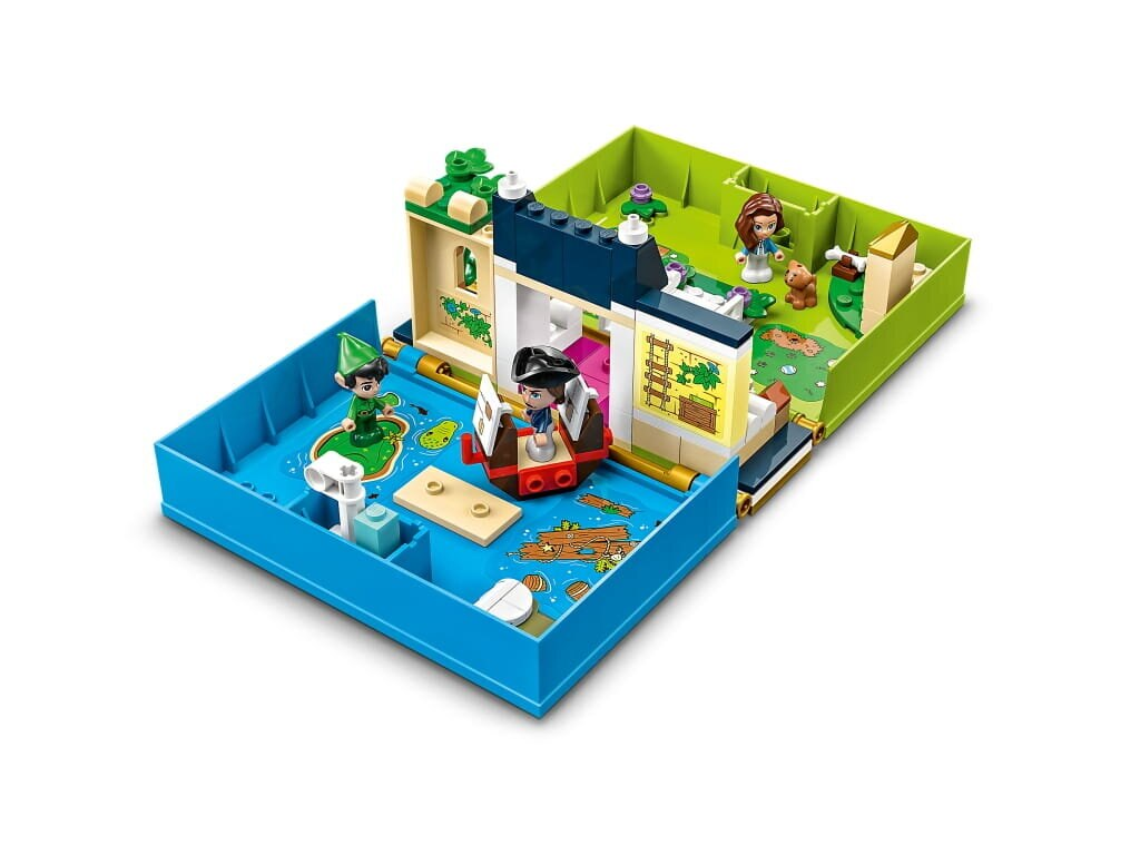 Zabawka Lego ze sceną Piotrusia Pana. Niebieska podstawa, zielone i niebieskie ściany, postacie w scenie.
