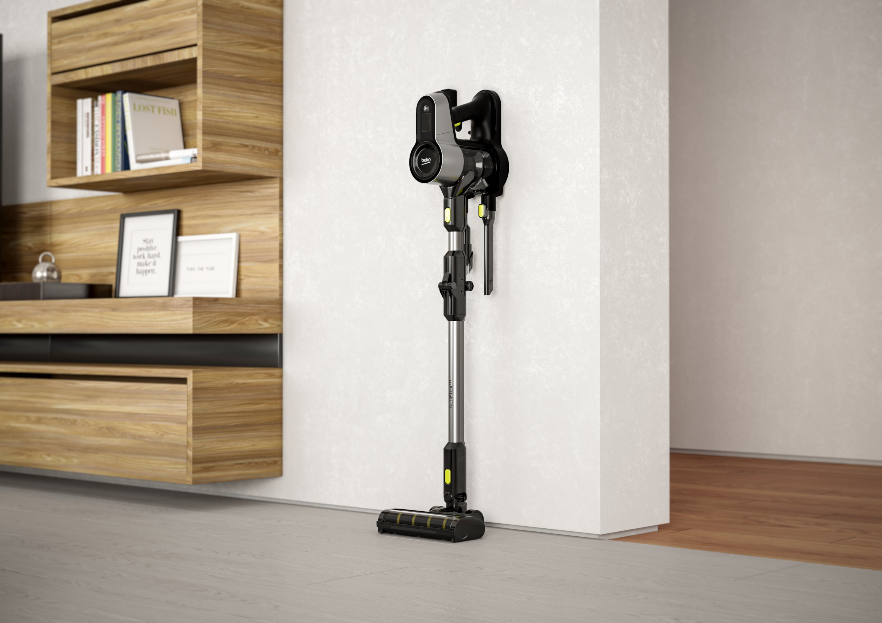 Czarny i żółty odkurzacz bezprzewodowy na białej ścianie. Drewniana półka w tle.