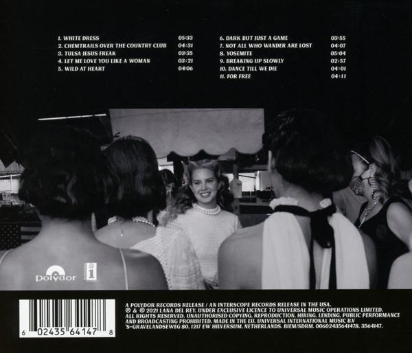 Album-Rückseite. Lana Del Rey, mit Titelliste. Schwarzweißfoto einer Menschengruppe auf einer Wiese.