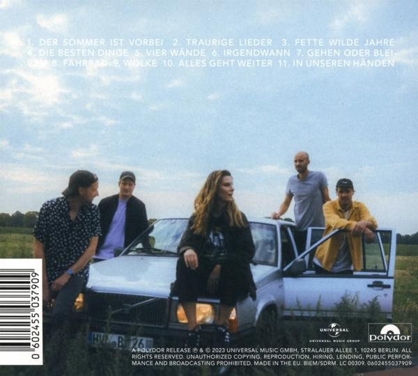 CD-Albumcover mit Bandmitgliedern vor einem Auto und einer Landschaft.