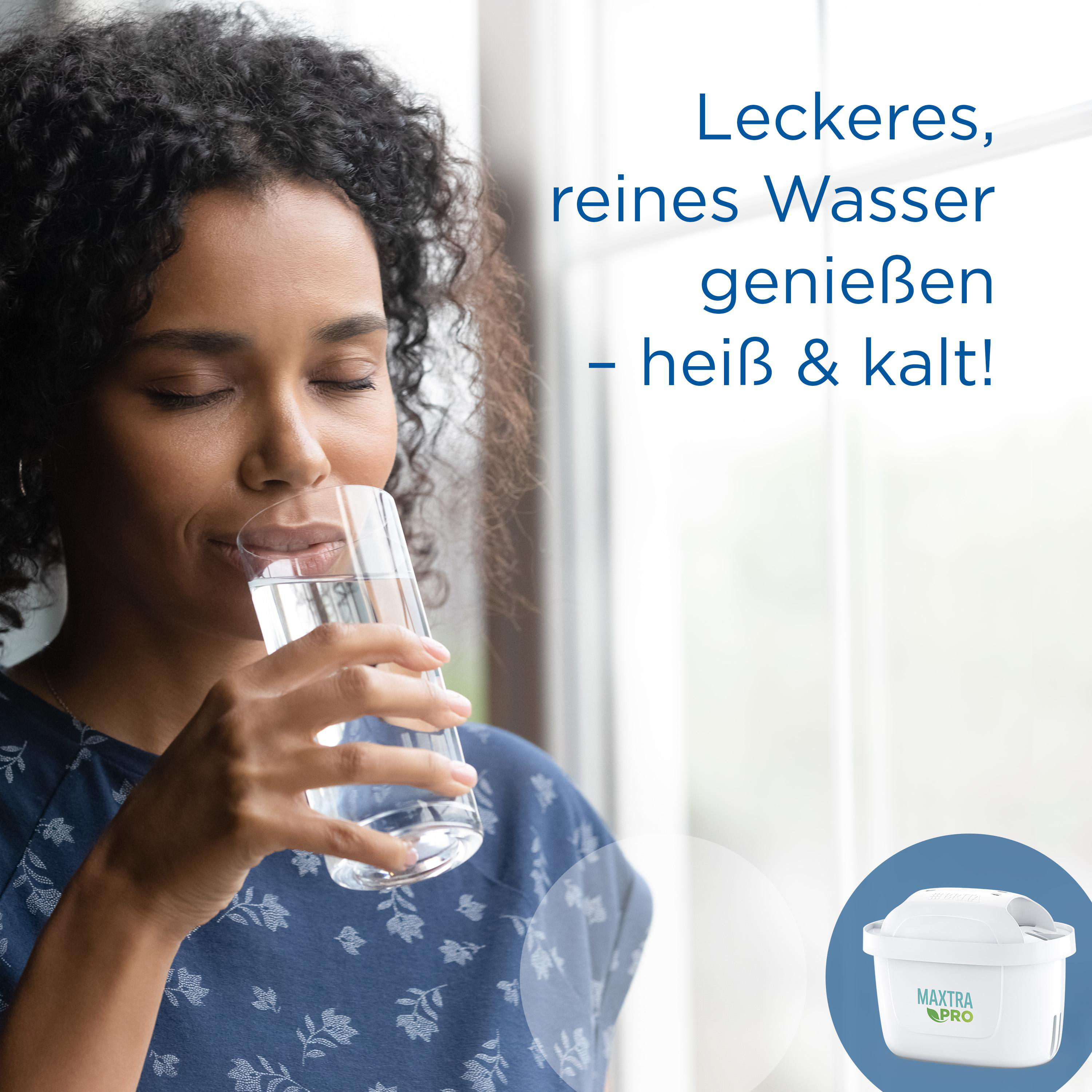 Eine Frau trinkt Wasser aus einem Glas, mit einem Wasserfilter und Text im Hintergrund.