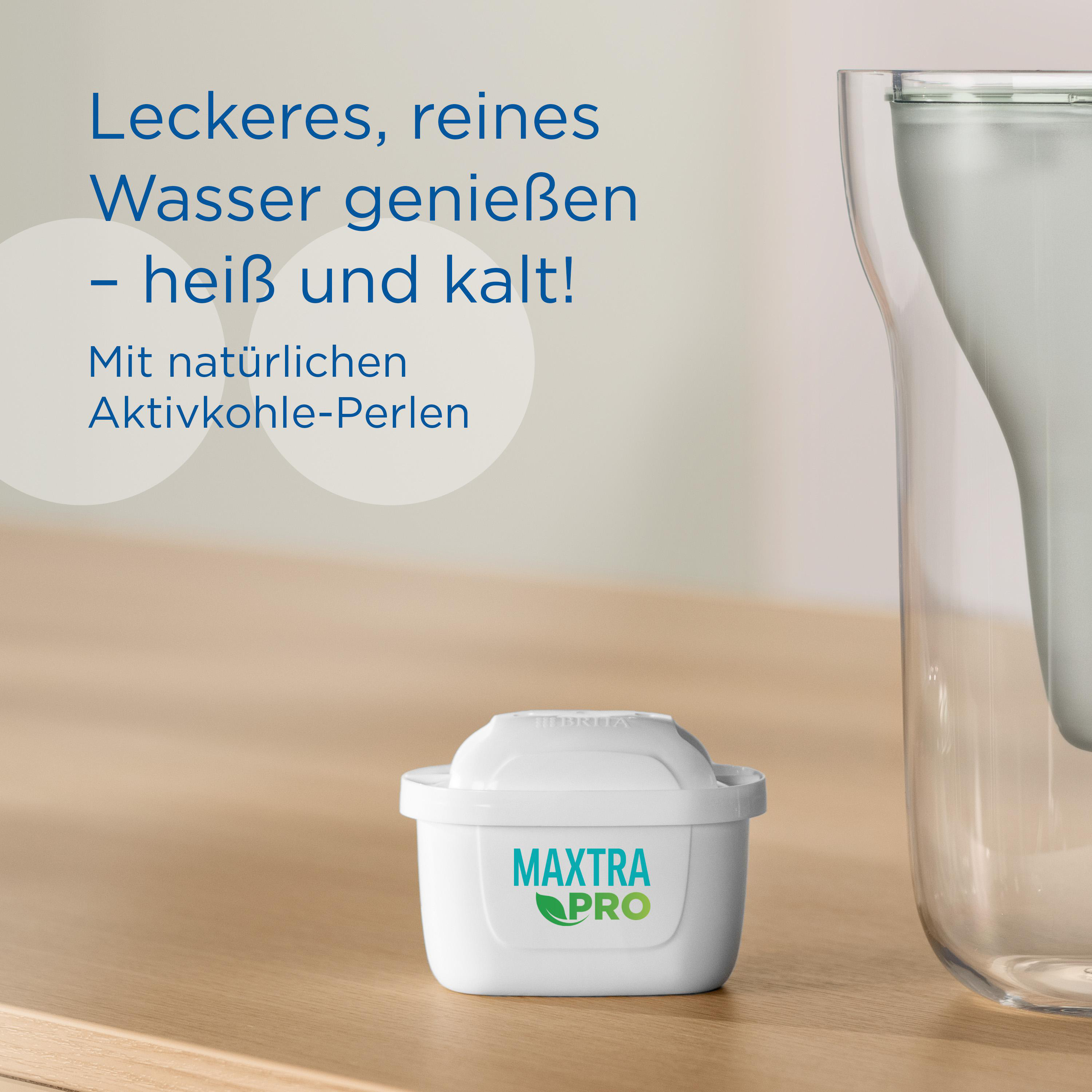 Weißer Wasserfilter mit Text, platziert auf einer Holzoberfläche mit einem Glaskrug.