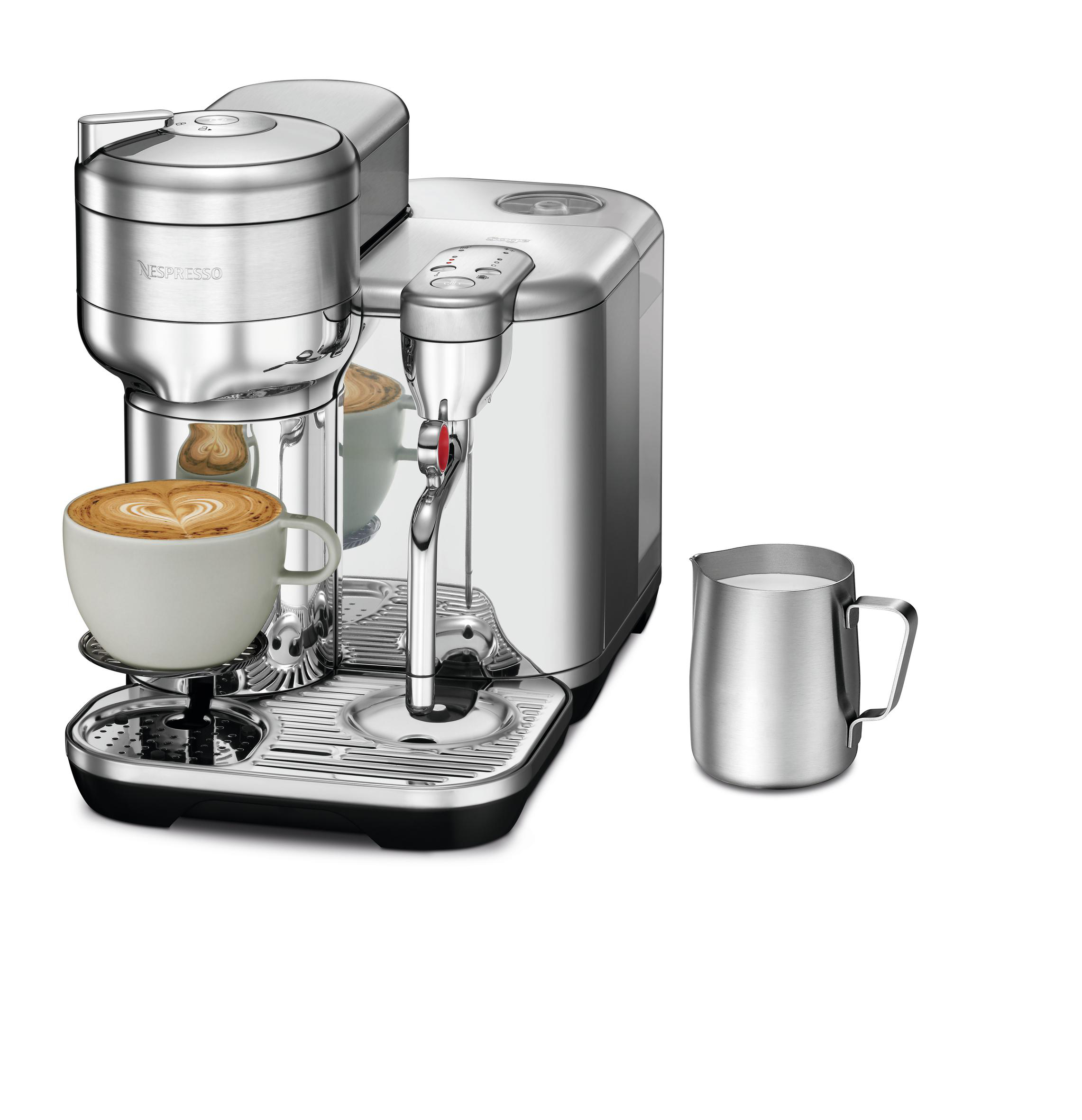 Silberne Nespresso-Kaffeemaschine mit einer Tasse Latte und einem Milchkännchen.