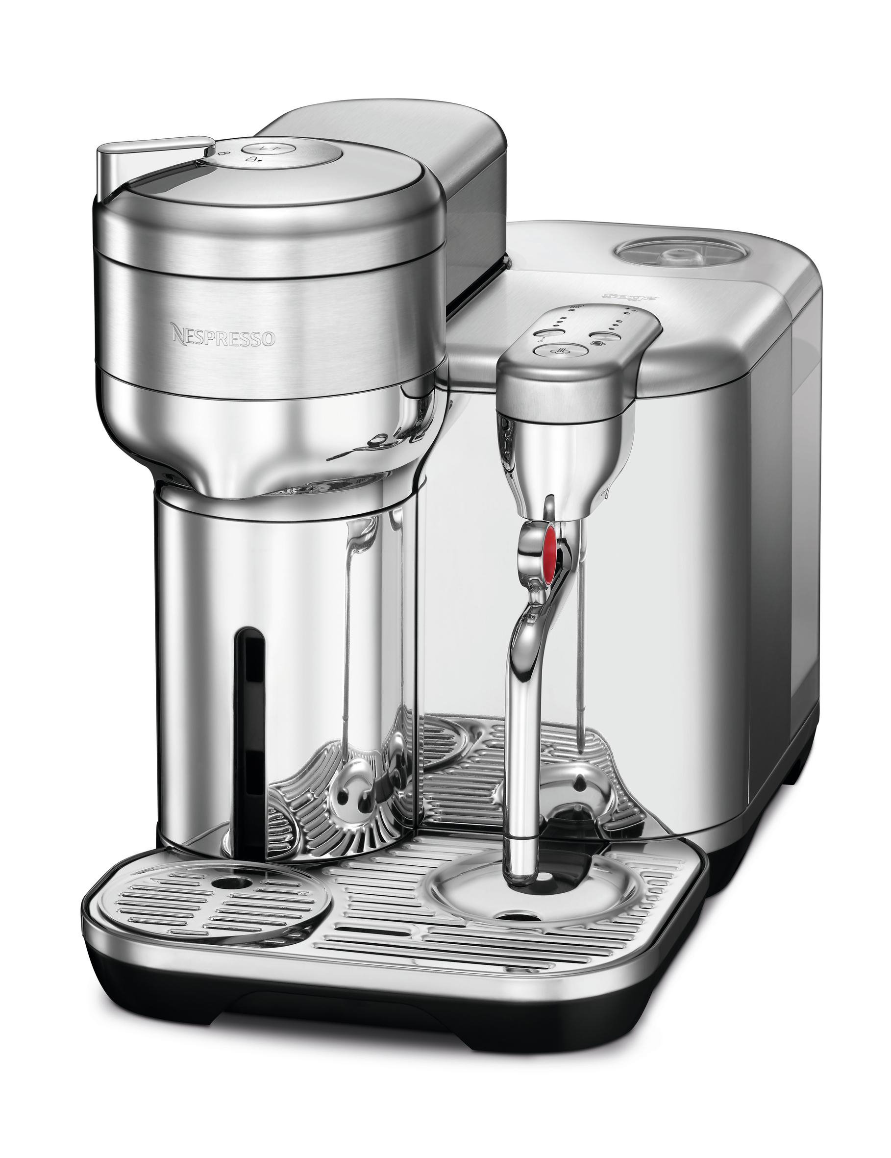 Eine silberne Nespresso-Maschine mit Wassertank und Kaffeeausgabe.
